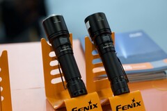 Fenix C7 Pro zseblámpa a bal oldalon és C7 v2.0 a jobb oldalon