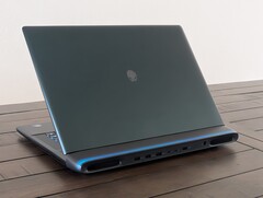 A mobil RTX 5090 talán több VRAM-mal rendelkezik, mint a mobil RTX 5080, de ez kevésbé számít, mint a laptop vastagsága játék közben (Kép forrása: Notebookcheck)