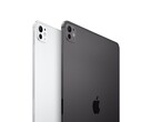 Közelkép az iPad Pro hátlapi dizájnjáról ezüst és űrfekete kivitelben, kiemelve a kamerát és az alumínium keretet (Kép forrása: Apple)