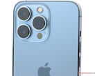 Apple utoljára az iPhone 13 Pro generációjánál használta a Sky Blue színt. (Kép forrása: Notebookcheck)