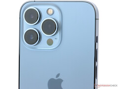 Apple utoljára az iPhone 13 Pro generációjánál használta a Sky Blue színt. (Kép forrása: Notebookcheck)