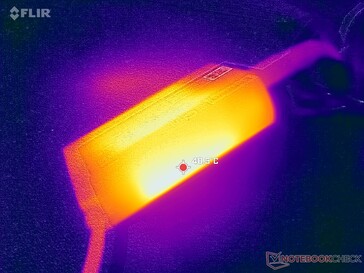 A hálózati adapter 41 C fölé emelkedik igényes terhelés esetén