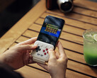 Az 8BitDo FlipPad az okostelefon USB-C-csatlakozójába csatlakozik.