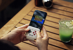 Az 8BitDo FlipPad az okostelefon USB-C-csatlakozójába csatlakozik.