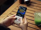 Az 8BitDo FlipPad az okostelefon USB-C-csatlakozójába csatlakozik.