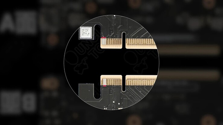 Az Asus 12 voltos csatlakozókat integrált egy normál PCIe csatlakozóba