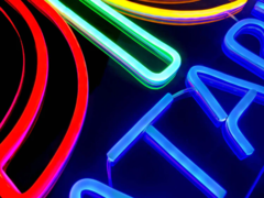Az Atari logóját ábrázoló neon LED felirat (kép forrása: Atari)