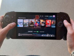 Úgy tűnik, hogy a Bazzite OS sokkal jobb élményt nyújt, mint a Windows 11. A képen: az előbbi operációs rendszert futtató játékkéziszámítógép. (Kép forrása: Cyber Dopamine)