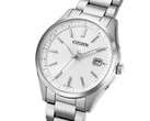 A Citizen CB0300-53A Eco-Drive óra szögből nézve, ezüst számlappal, rozsdamentes acél tokban és háromszemű karkötővel.