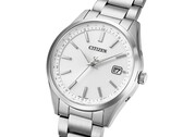 A Citizen CB0300-53A Eco-Drive óra szögből nézve, ezüst számlappal, rozsdamentes acél tokban és háromszemű karkötővel.