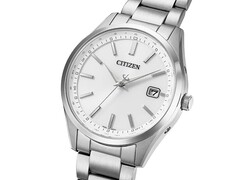 A Citizen CB0300-53A Eco-Drive óra szögből nézve, ezüst számlappal, rozsdamentes acél tokban és háromszemű karkötővel.
