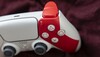 A jobb fogantyún és a vállon átívelő piros csík Kratos omega tetoválása előtt tiszteleg. (Kép forrása: PlayStation)
