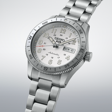 Seiko 5 Sports HDB007 automata karóra fehér számlap, iránytűs lünetta és acél szíj.