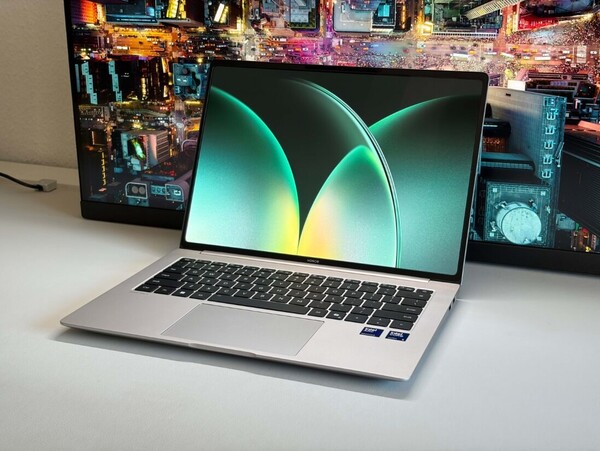 A MagicBook Pro 14 2026 120 Hz-es OLED kijelzővel rendelkezik.