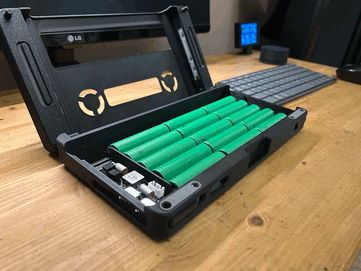 Legion Go Laptop akkumulátor a billentyűzet alatt. (Kép forrása: u/MysteriousAlarm897 a Reddit-en)