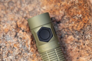 Az oldalsó kapcsolóval mind az öt fényerőfokozat elérhető.