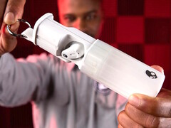 A Skullcandy Method 360 ANC TWS fülhallgatót egy felcsíptethető csúszó tokban tárolja, így könnyen hordozható. (Kép forrása: Skullcandy)