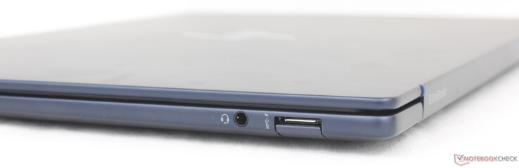 Jobbra: 3,5 mm-es fejhallgató, USB-A (5 Gbps)