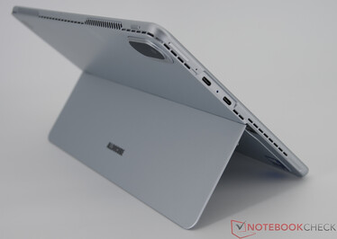 Balra: Hangerőbillentyű, 2x USB-C 3.1 Gen.1 (teljes funkcionalitású (USB3.0/2.0, RJ45, HDMI)