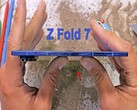 Samsung Fold Z 7 -JerryRigEverything videó miniatűrje (kép forrása: @JerryRigEverything)
