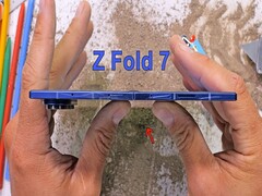 Samsung Fold Z 7 -JerryRigEverything videó miniatűrje (kép forrása: @JerryRigEverything)
