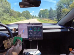 Y FSD modell egy fizetőfülkéből kihajtva a fizetési tranzakció után. (Kép forrása: DirtyTesla)