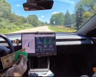 Y FSD modell egy fizetőfülkéből kihajtva a fizetési tranzakció után. (Kép forrása: DirtyTesla)