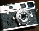 A Brightin Star 28 mm f/2,8-as teljes képkocka-objektív alig nagyobb, mint egy fényképezőgép-testfedél.