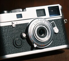 A Brightin Star 28 mm f/2,8-as teljes képkocka-objektív alig nagyobb, mint egy fényképezőgép-testfedél.