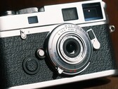 A Brightin Star 28 mm f/2,8-as teljes képkocka-objektív alig nagyobb, mint egy fényképezőgép-testfedél.