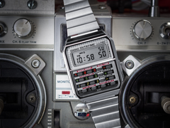 A képen látható új Casio &quot;Vissza a jövőbe&quot; CA500WEBF-1A számológépes óra. (Kép forrása: Casio)