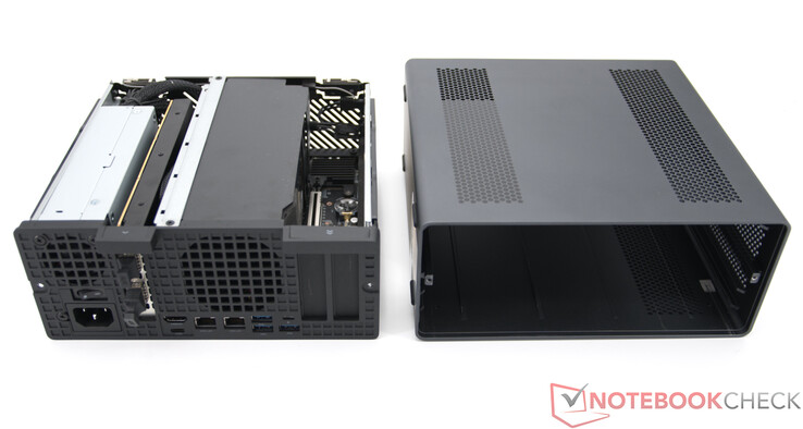 Minifórum MS-02 Ultra nyitott