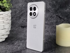 A legújabb frissítéssel a OnePlus 13R (a képen) és a OnePlus 12 is támogatja a kettős Bluetooth-hangátvitelt
