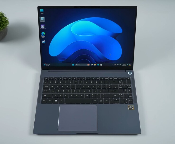 AIM Max+ laptop teljes méretű billentyűzettel, nagyméretű trackpaddel és AMD Ryzen AI Max+ márkajelzéssel, Windows 11 operációs rendszerrel. (Kép forrása: ETA PRIME a YouTube-on)