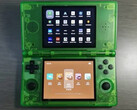 Egy állítólagos pillantás az Anbernic RG DS-re áttetsző zöld kivitelben. (Kép forrása: via Retro Handhelds)