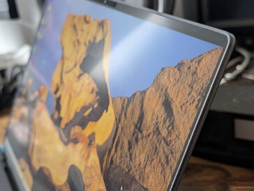 Kiváló minőségű IPS panel, nagy kontrasztaránnyal, annak ellenére, hogy az alapkonfigurációhoz tartozik