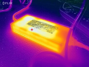 A hálózati adapter hőmérséklete játék közben majdnem 60 °C-ra emelkedik