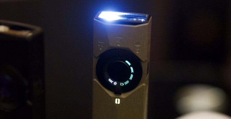 A LED-ek perforált alumínium mögé vannak rejtve, itt az Arkpro Ultra Arkbeat-csal látható. (Kép forrása: Andreas Sebayang/Notebookcheck.com)