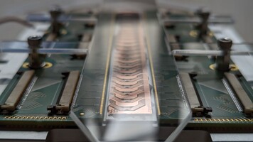 Az Ephos üvegalapú integrált fotonikus áramkörei segíthetnek csökkenteni a kvantumszámítástechnika környezeti hatását (Kép forrása: Ephos)