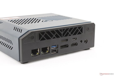 Hátoldal: 2x RJ-45 (2,5 Gbps), USB-A 3.2 Gen. 2, USB-A 2.0, OcuLink, DisplayPort 1.4, USB-C 4.0 DisplayPort 2.1-el, HDMI 2.1, 3,5 mm-es fejhallgató-csatlakozó, hálózati adapter