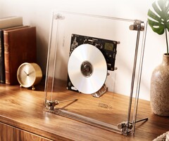 A Syitren RM1 CD-lejátszó átlátszó tokjában jeleníti meg a CD-ket.