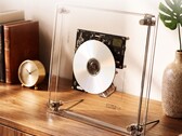 A Syitren RM1 CD-lejátszó átlátszó tokjában jeleníti meg a CD-ket.