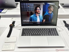 A Tecno Megabook S16 súlya 2,9 font, ami elég könnyű egy 16 hüvelykes notebook (Kép forrása: Alexander Fagot, Notebookcheck)
