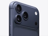Közelkép az iPhone 17 Pro Max készülékről Deep Blue színben. (Kép forrása: Apple)