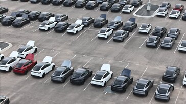 Az új Y-modellből rengeteg fehér beltéri kivitelt tartanak raktáron a Giga Texasnál