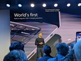 Pavan Davuluri bemutatja a minden Surface Ultra laptophoz mellékelt mágneses USB-C-töltőt