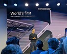 Pavan Davuluri bemutatja a minden Surface Ultra laptophoz mellékelt mágneses USB-C-töltőt