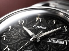 Közeli kép a Casio MTP-E735AR fekete számlapjáról, amelyet aprólékos arabeszk minta, kiemelkedő keleti arab számjegyek, polírozott ezüstszínű mutatók, valamint a 3 óránál elhelyezett nap- és dátumkijelző díszít.