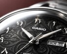 Közeli kép a Casio MTP-E735AR fekete számlapjáról, amelyet aprólékos arabeszk minta, kiemelkedő keleti arab számjegyek, polírozott ezüstszínű mutatók, valamint a 3 óránál elhelyezett nap- és dátumkijelző díszít.