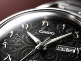 Közeli kép a Casio MTP-E735AR fekete számlapjáról, amelyet aprólékos arabeszk minta, kiemelkedő keleti arab számjegyek, polírozott ezüstszínű mutatók, valamint a 3 óránál elhelyezett nap- és dátumkijelző díszít.